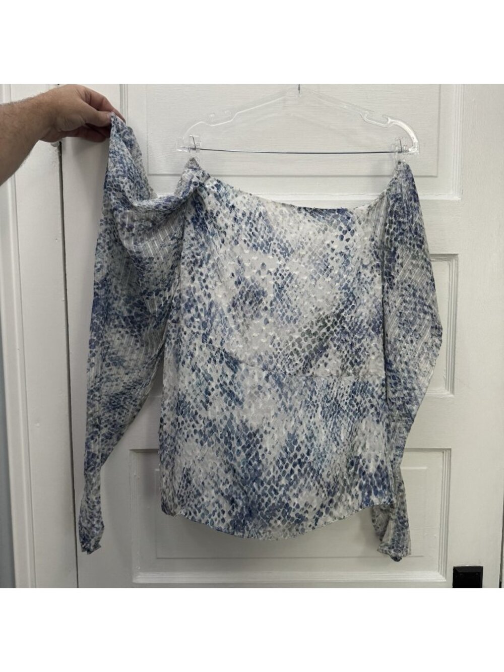 Chelsea and Walker Womens 6 Silk Blue Snake Print Cold Shoulder Blouse
